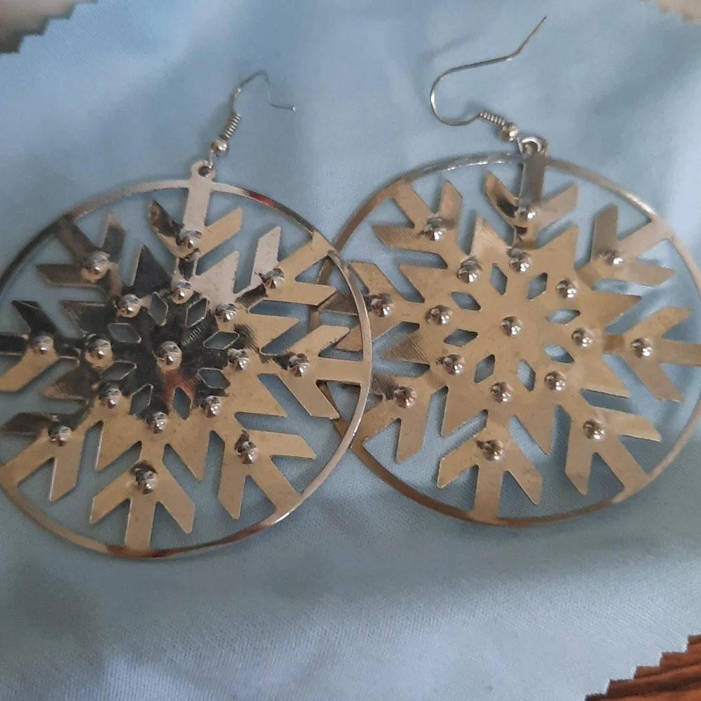 Snowflake Earrings...FunFun Fun! - Picture 4 of 5